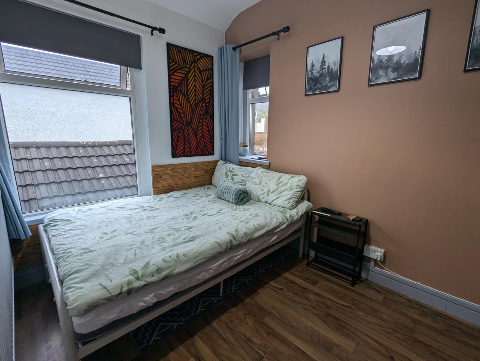 R3 - Cozy Small Double - City & Beach Access, Wifi, Free Parking - Self Catering Swansea Eksteriør bilde